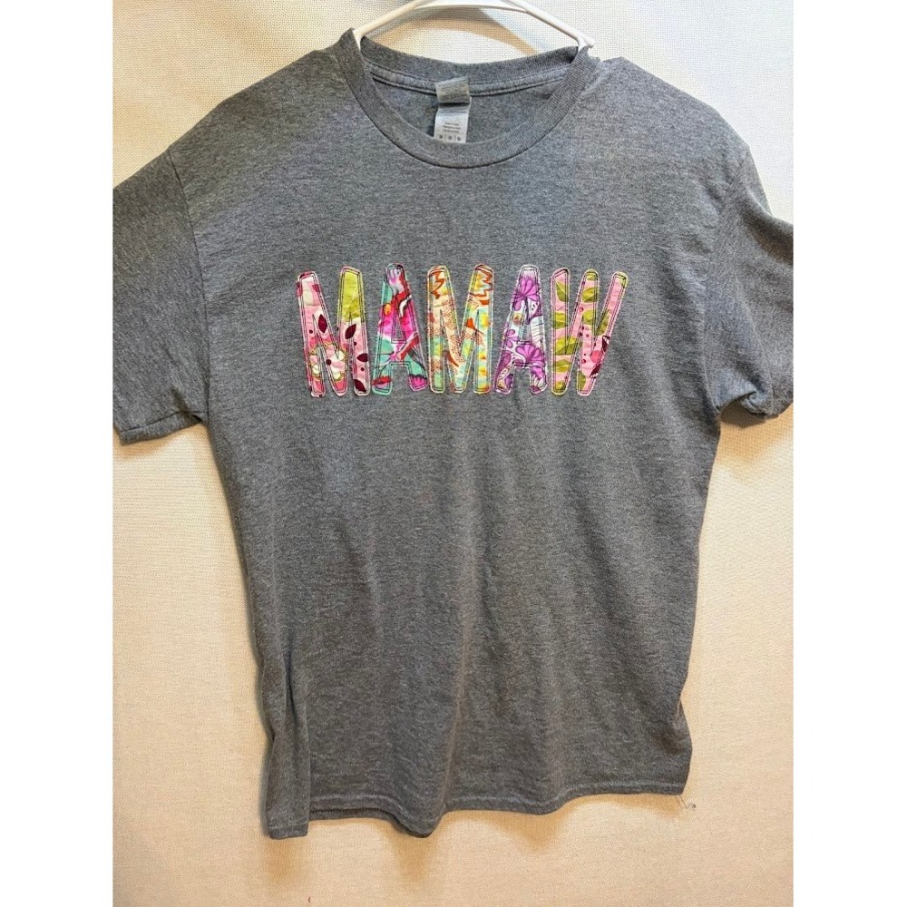 Gildan Mamaw Floral Applique T-Shirt Gray Short Sleeve Crew Neck Medium
